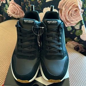 Skechers men 8.5 Black memory foam shoe NWT